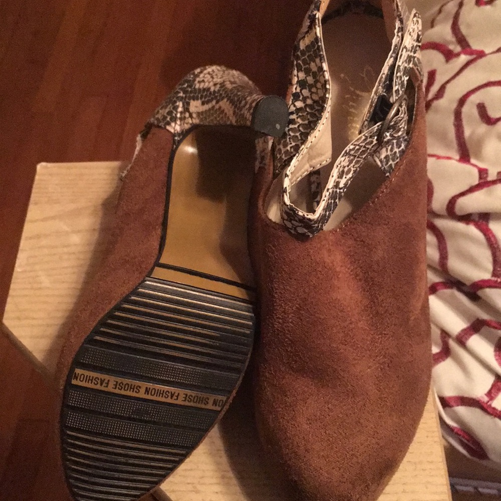 👠 - Picture 2 of 2